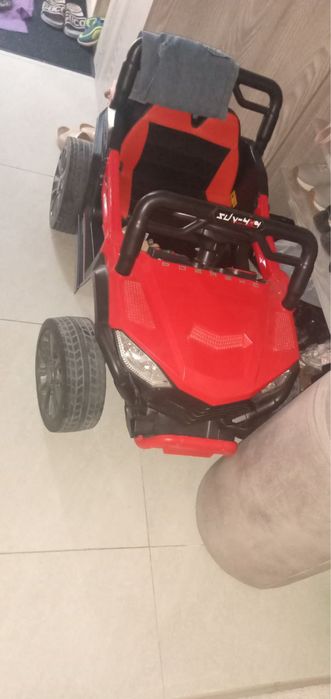 Продам детскую машинку на пульте управления