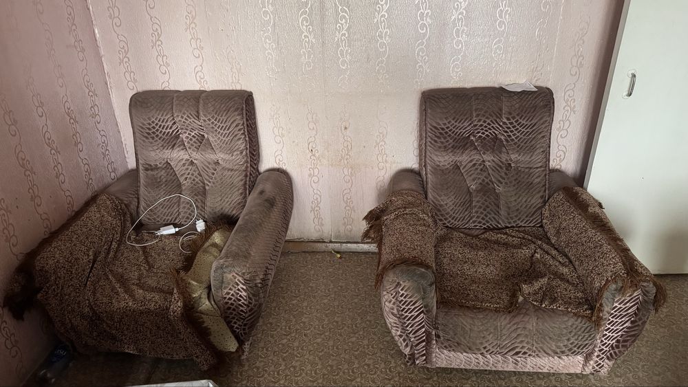 Продам два кресла большие