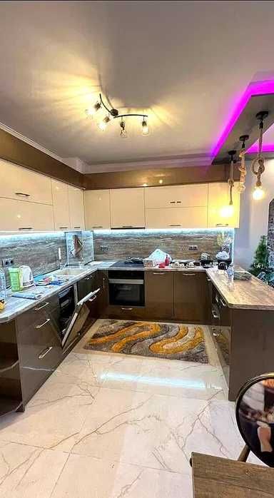 Дава се под наем Тристаен апартамент в Бургас, Славейков - 100 кв.м за 1122 € - Снимка #1