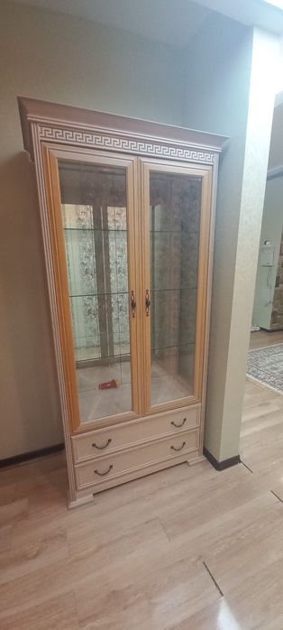 Шкаф витрина, в отличном состоянии.