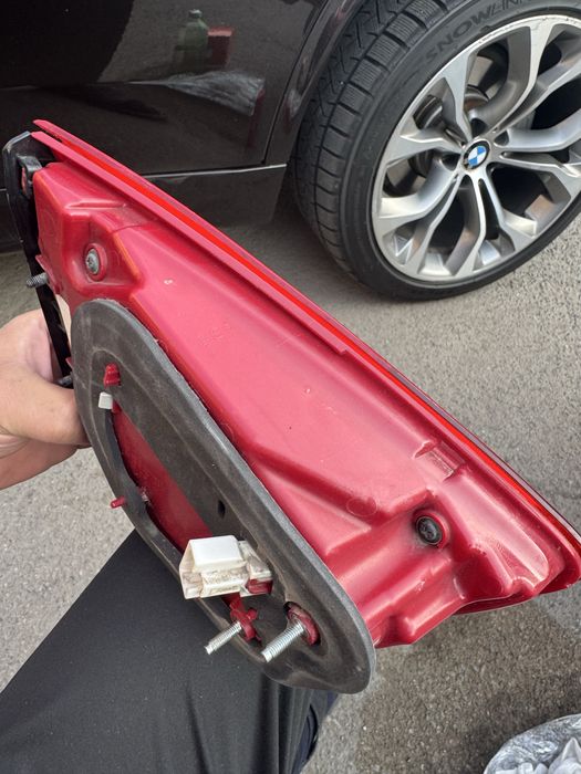 Задный стоп диоды горят