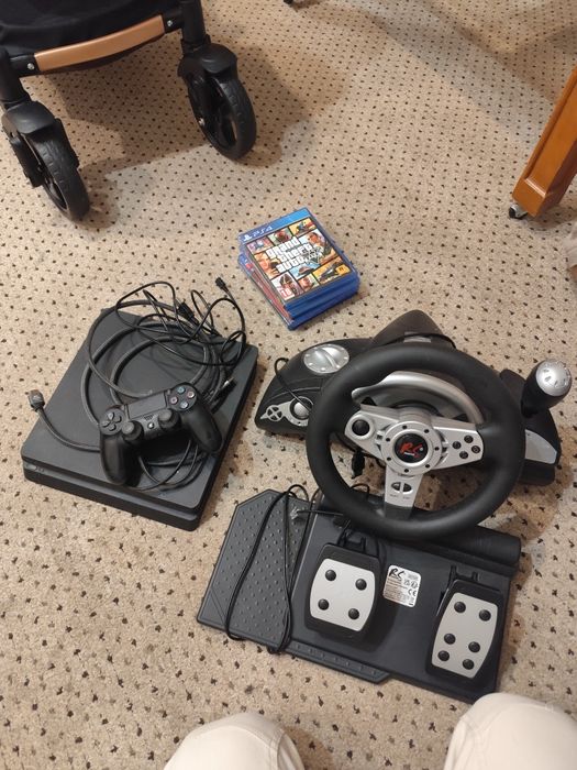 PlayStation4 și volan cu pedale