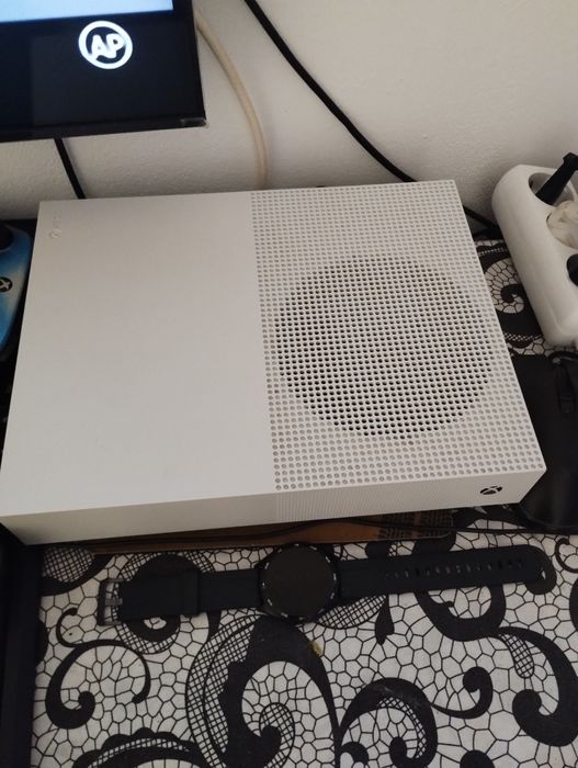 Vând sau schimb Xbox One S All Digital  cu PC gaming High end sau Mid range