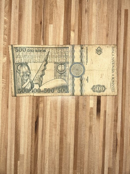 Bancote vechi de cinci mii lei, cinci sute lei, una mie lei.