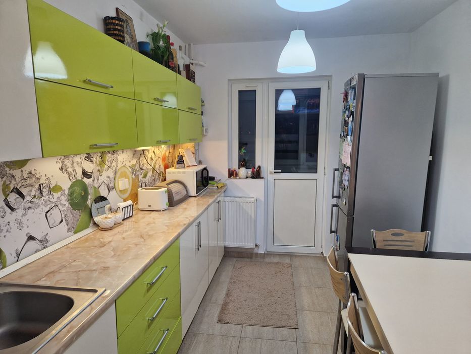 Vând apartament zona 9 mai