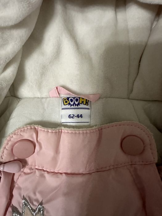 Продам комбинезон на новорожденную девочку.