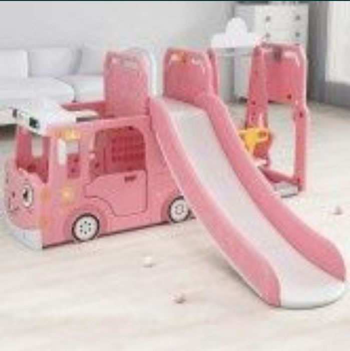 Детская игровая площадка с горкой,качелей,баскетбольный кольцом.