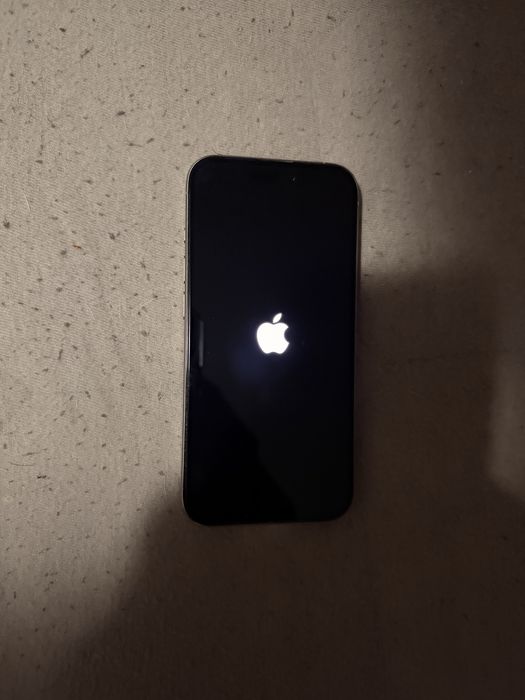 Продавам Iphone 15 pro 256gb