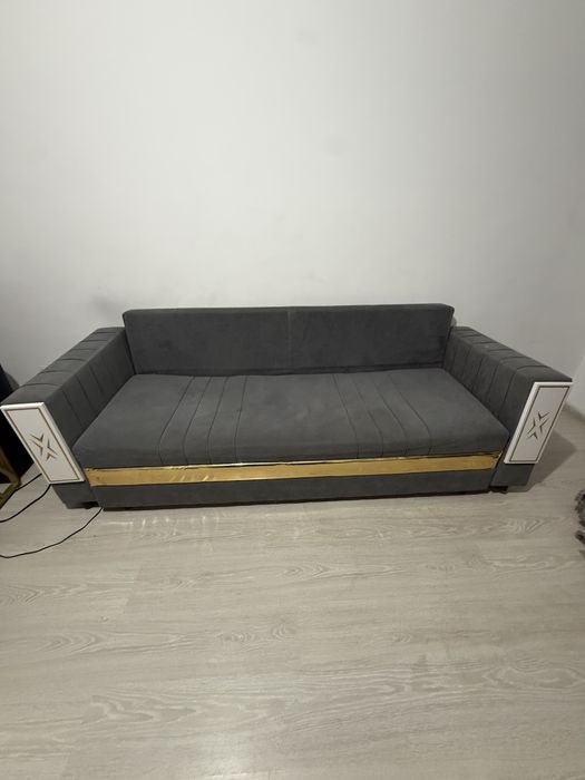 Срочно продам диван в отличном состояний