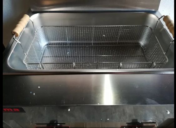 1.Газов фритюрник Нов комбениран със скара гладка плоча 2 в 1. Профес