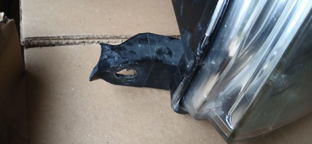 Mitsubishi Pajero 2007-2012 - ляв фар