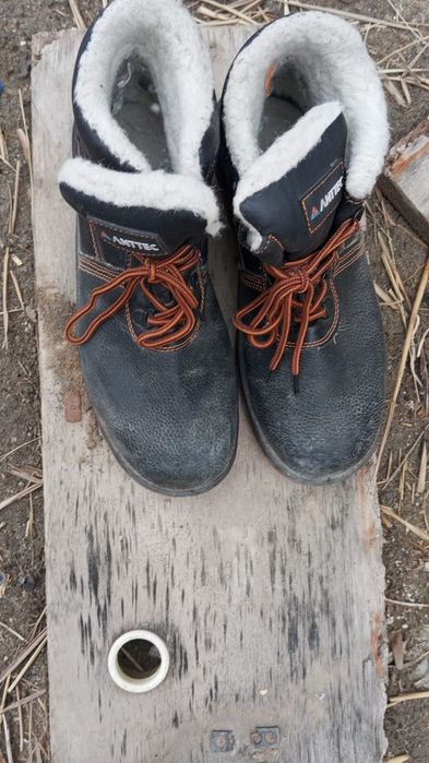 Аяқ киім сатылады