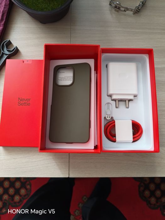 OnePlus 13s компактный смартфон