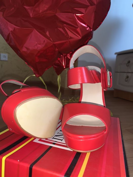 Продам Красные босоножки