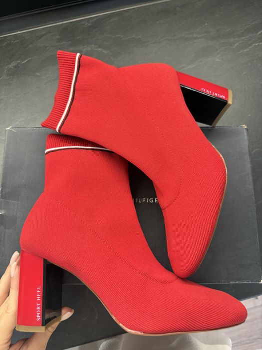 Червени токчета Stradivarius