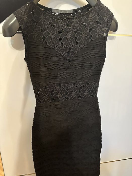 Елегантна рокля на марката Guess