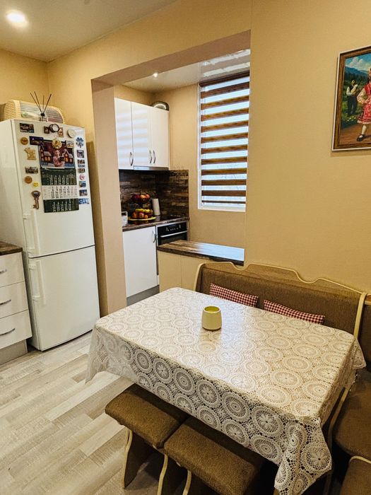 Продава се Тристаен апартамент в Чирпан - 64 кв.м за 957 €/кв.м - Снимка #2