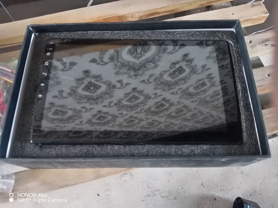 10 dyumli manitor yangi