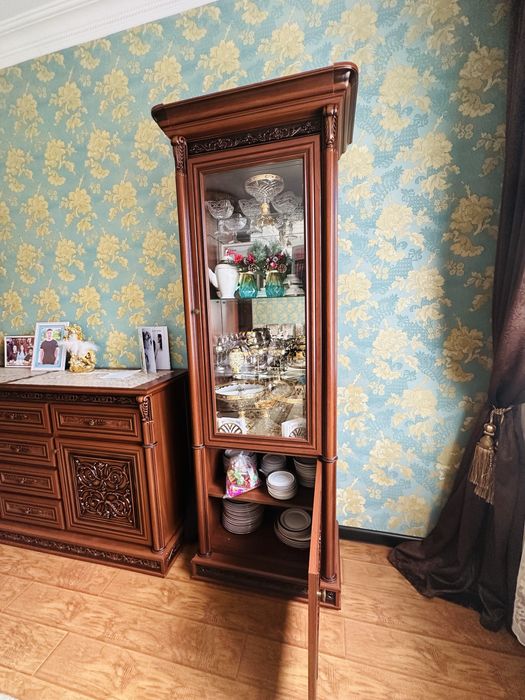 Стеклянный шкаф и комод для посуды