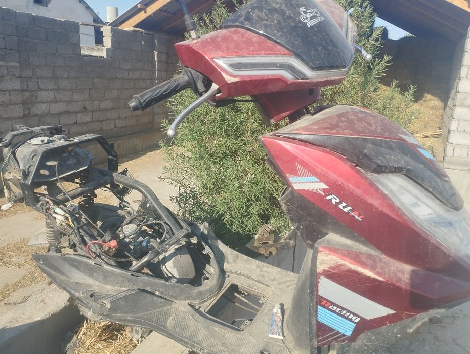 Skutr sotiladi. Pellones 125 kub 1.5 mln