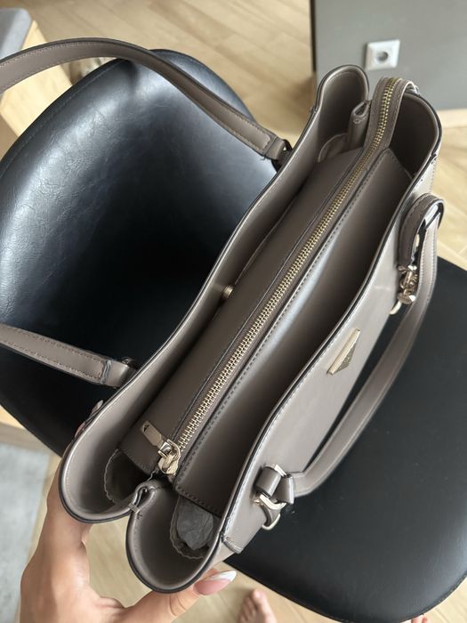 GUESS - дамска чанта; чисто нова