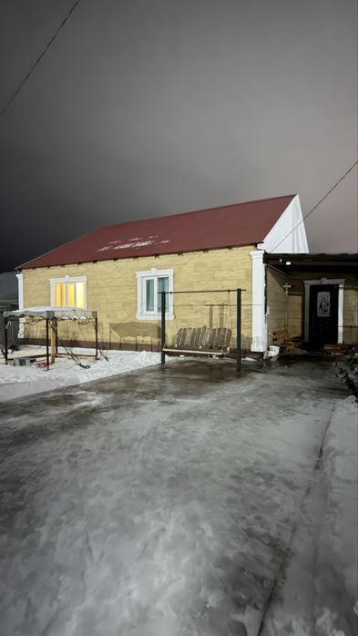 Продается дом газоблок , с гаражом .