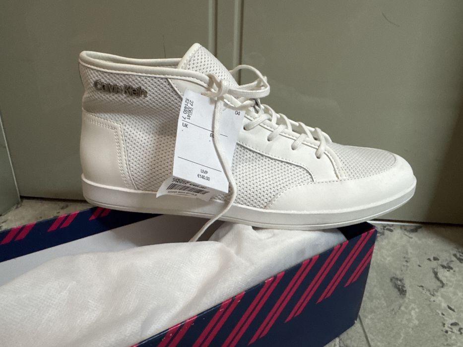 Calvin klein бели кицове