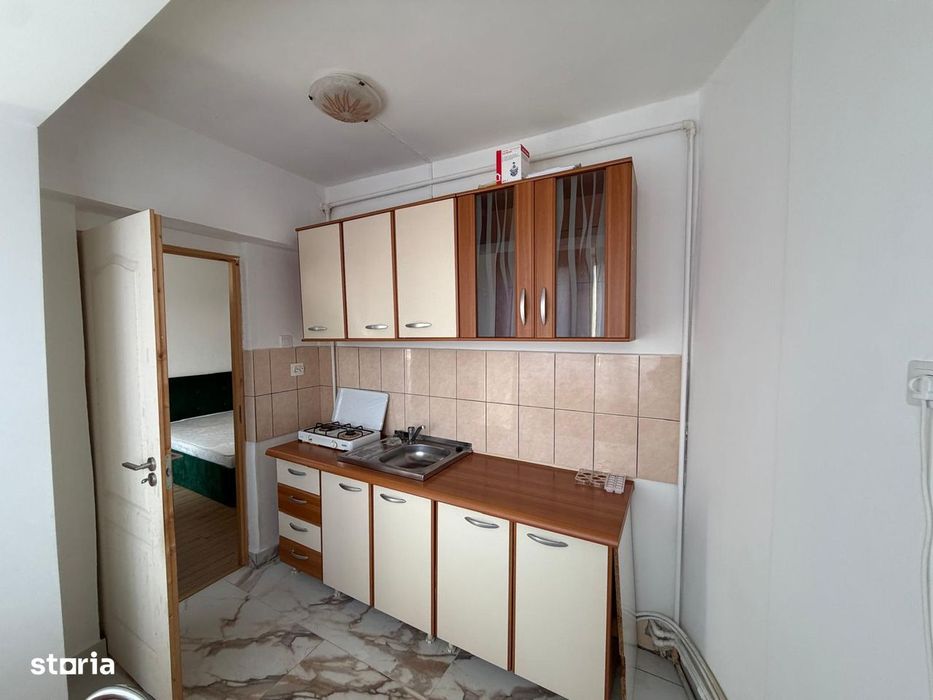 Garsoniera etaj 4 - bloc de apartamente, strada Torentului