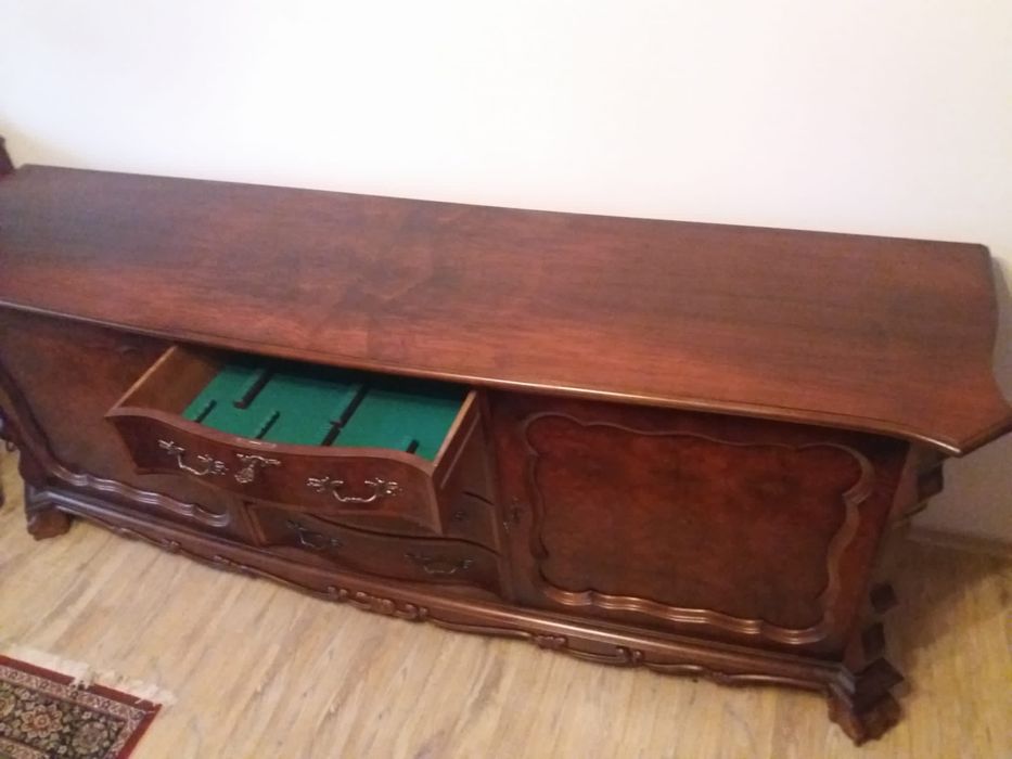 servanta veche din lemn masiv