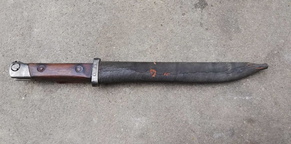 Стар окопен нож, ерзац. Налична кожена кания. Нож за оцеляване.