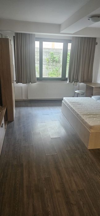 Inchiriere garsoniera de 30 mp, open space si baie, la parterul unui imobil situat pe strada Avrig, chiar langa Parcul Sub Arini.