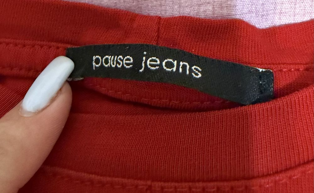 Червена     рокля