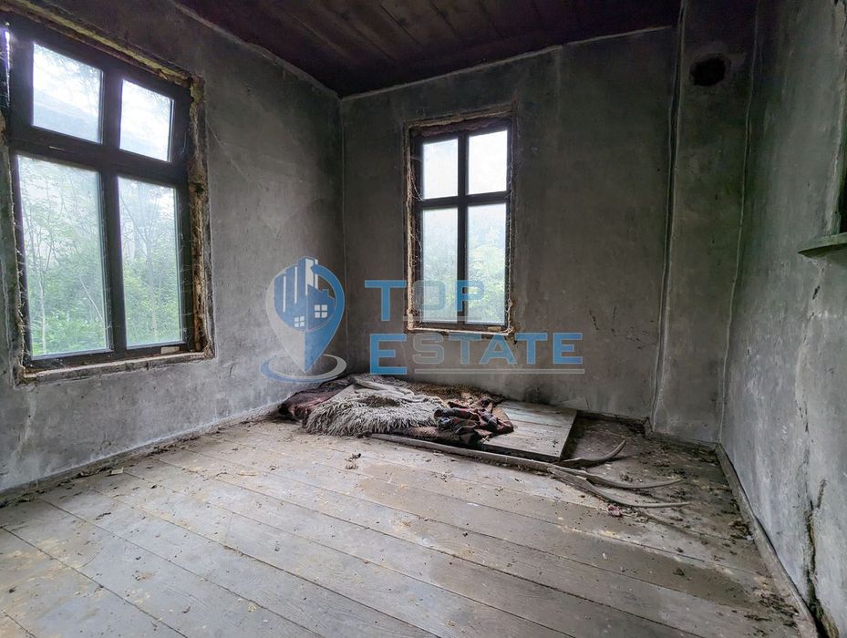 Къща с каменни основи и панорамна гледка в село Миндя