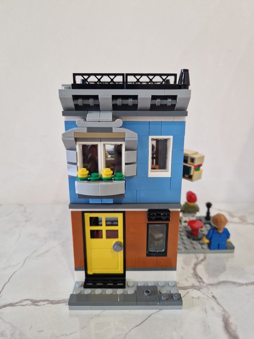 LEGO Creator 3-in-1 31050 Corner Deli (2016).