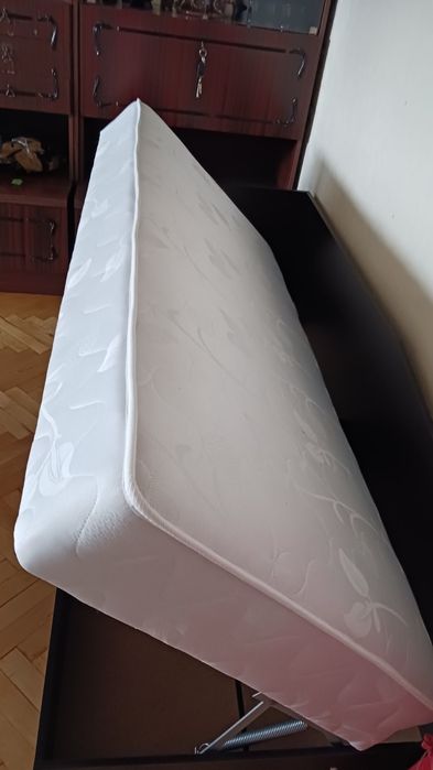Продавам ново единично легло с матрак