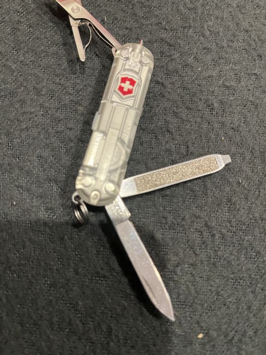 Нож Victorinox Signature Lite