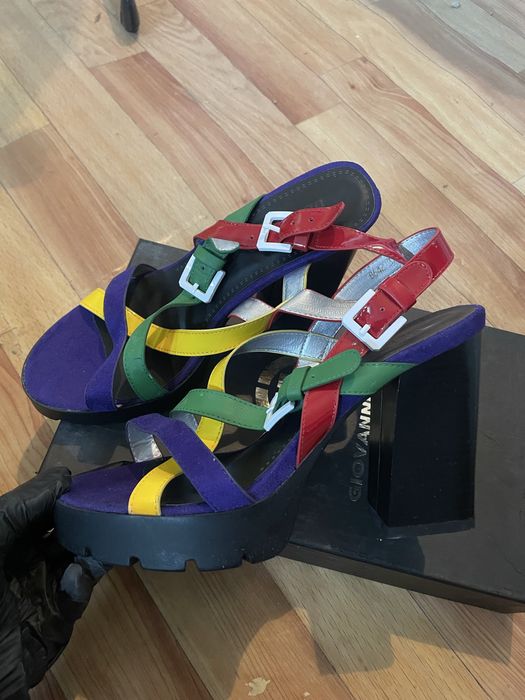 Босоножки новые