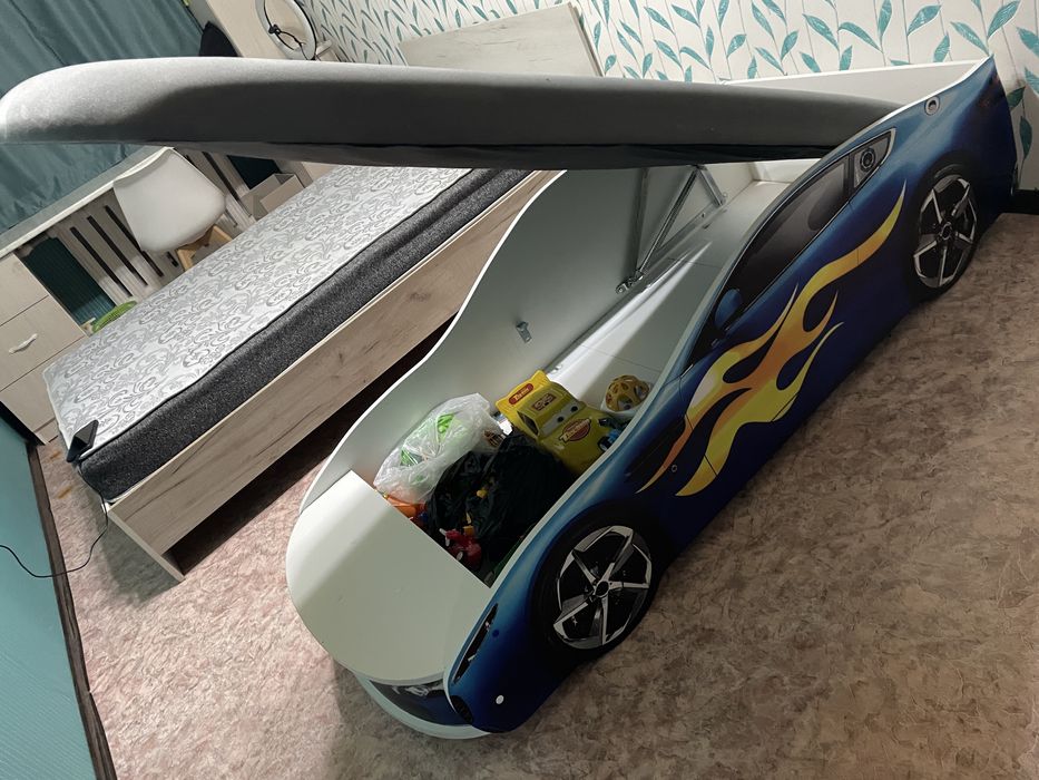 Детская кровать машинка