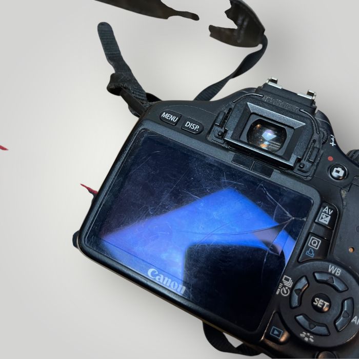 Продавам Canon 550D  + Обектив + Батерия + Зарядно