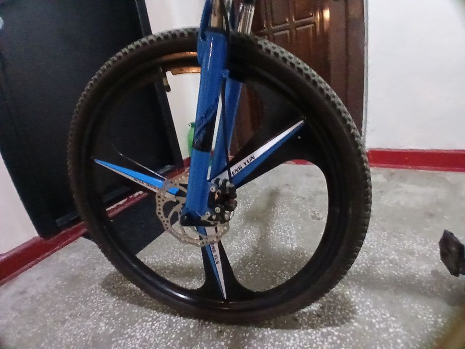 Vand bicicleta,manusi de box si tibiere