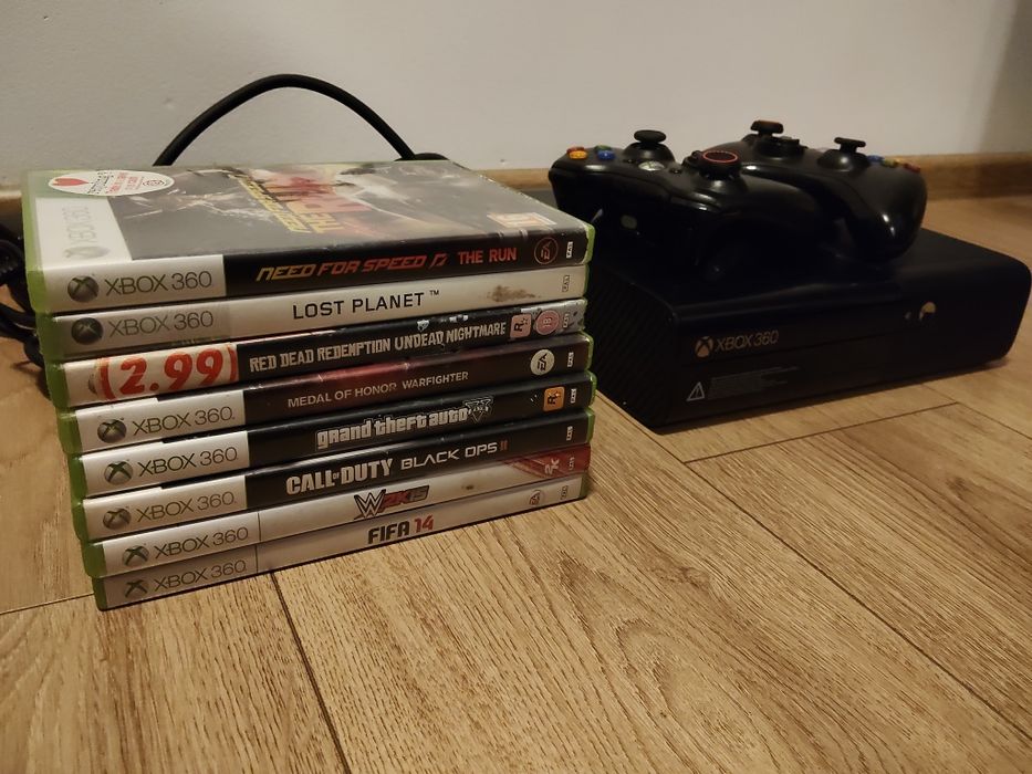 Vând Xbox 360 E HDD 500 GB 2 controlere +jocuri