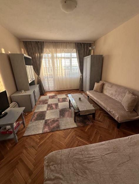 Дава се под наем Двустаен апартамент в Бургас, Славейков - 45 кв.м за 306 € - Снимка #2