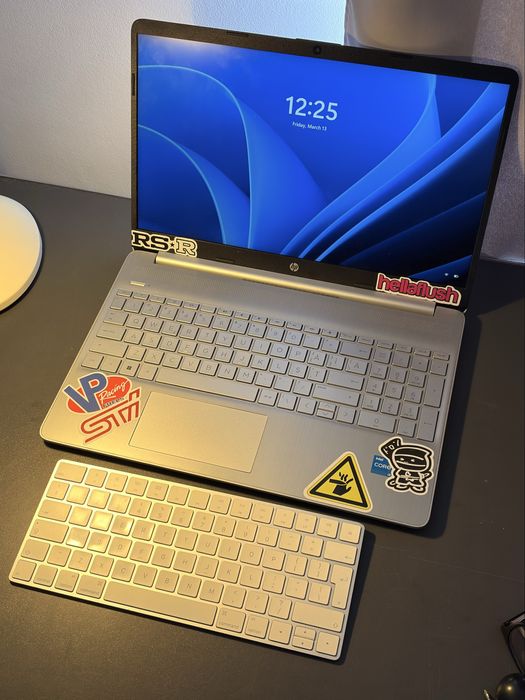 Vand laptop HP+tastatura Apple