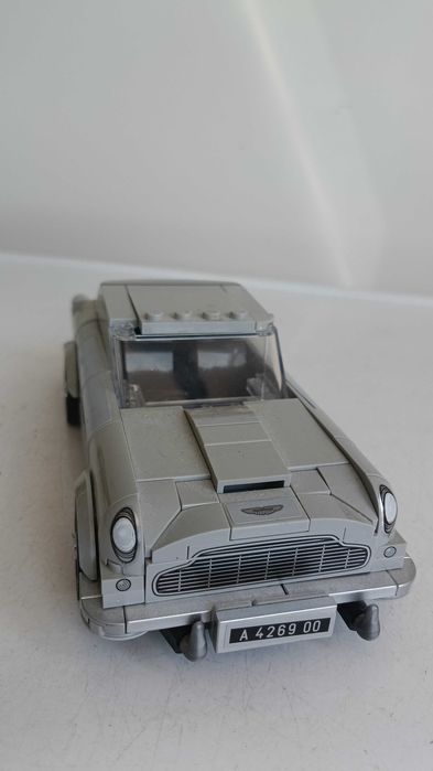 LEGO конструктори , единият е неразпечатан .