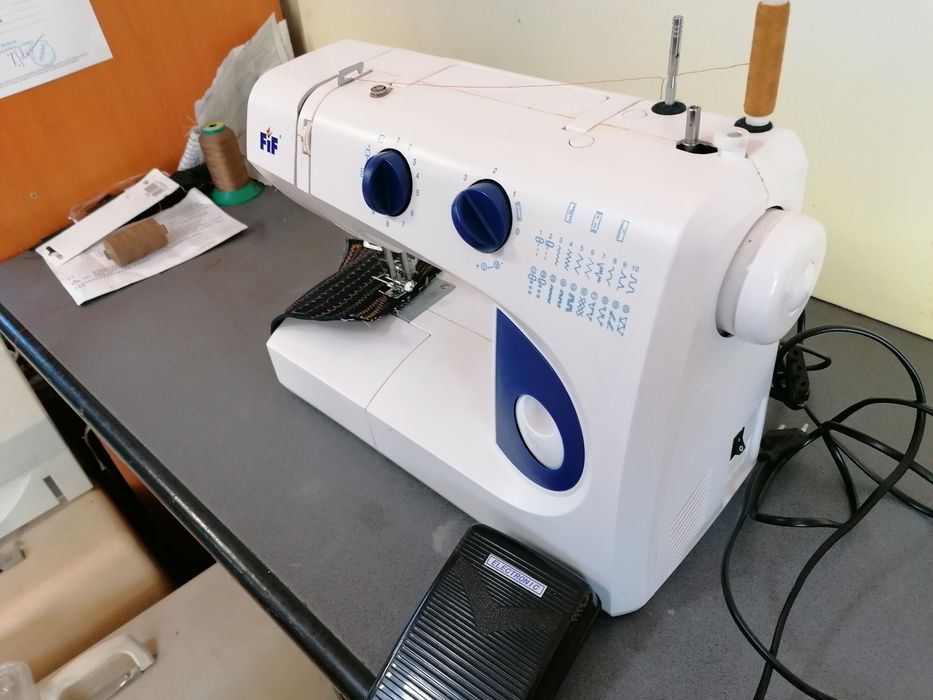 Masina de cusut electrica FIF stare impecabila