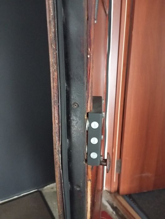 Продам железную дверь