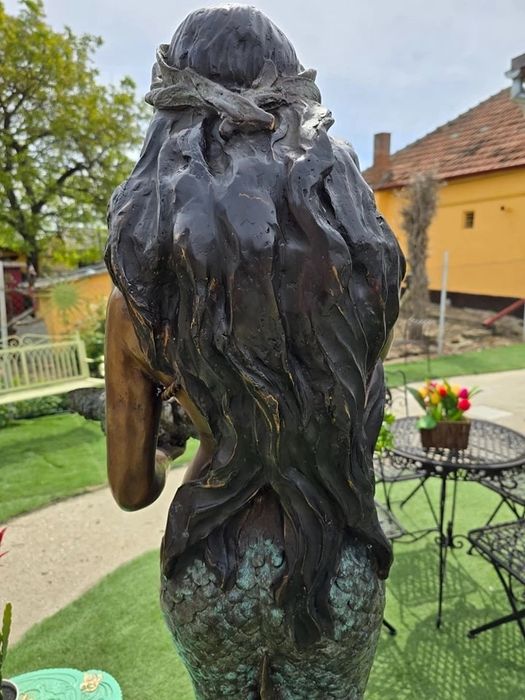 Fantana arteziana din bronz în forma de sirena.