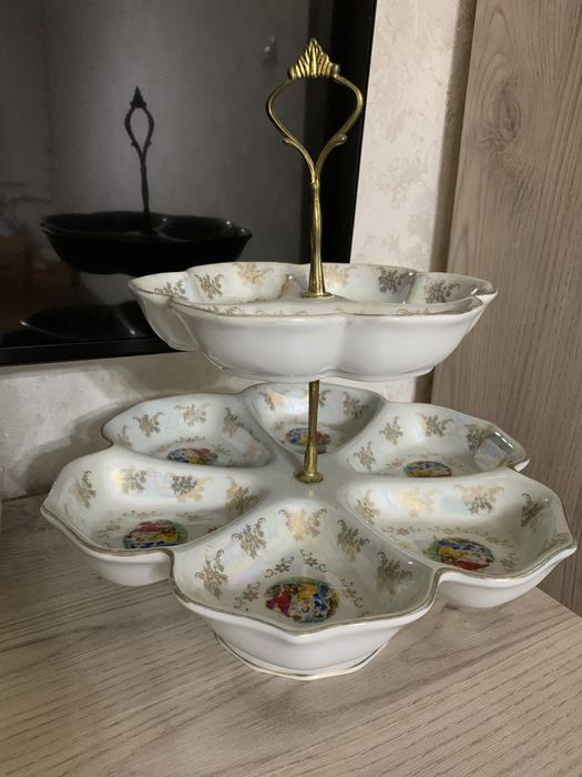 Отдам за 2 киндер сюрприза