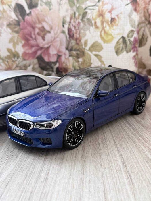 Колекционерски модели  BMW M5  1/18