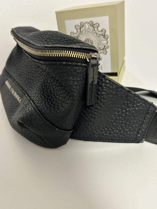 Продавам мъжка чанта Armani Exchange.
